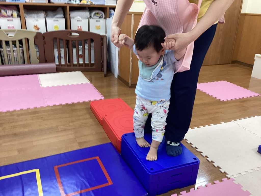 4月運動プログラムの様子(らっこ・階段ブロック)
