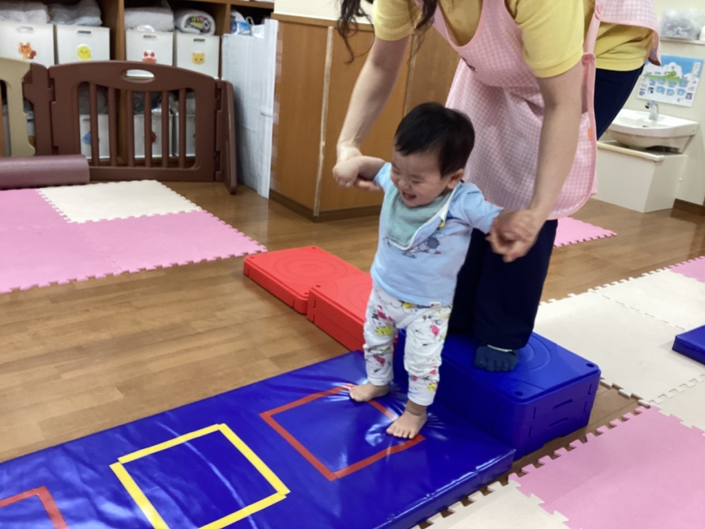 4月運動プログラムの様子(らっこ・階段ブロック)