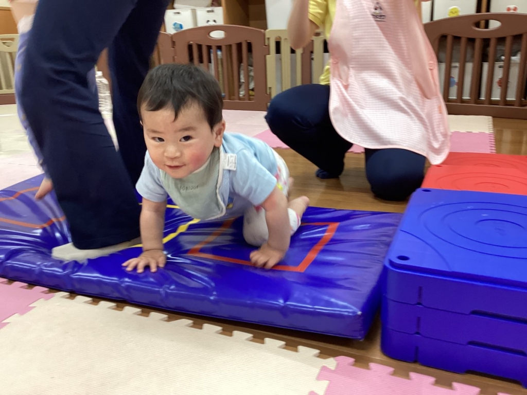 4月運動プログラムの様子(らっこ・ハイハイ)