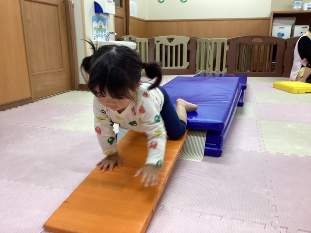 4月運動プログラムの様子(くじら・マット歩行)