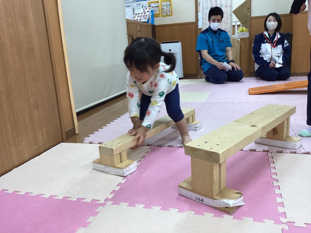4月運動プログラムの様子(くじら・平均台)
