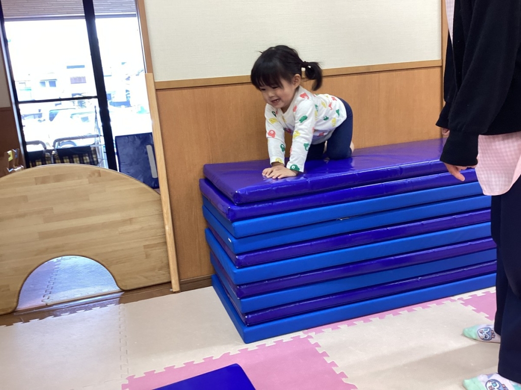 4月運動プログラムの様子(くじら・10段マット上り下り)