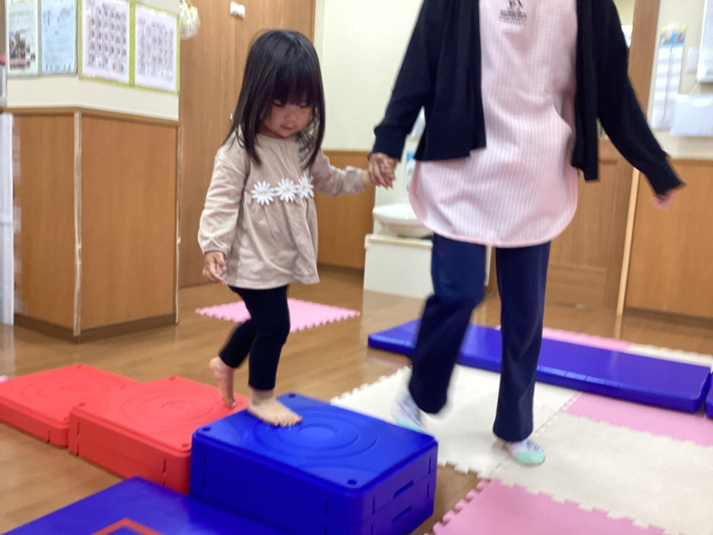 4月運動プログラムの様子(くじら・階段ブロック)