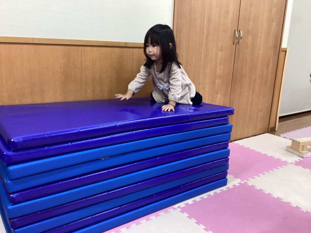 4月運動プログラムの様子(くじら・10段マット上り下り)