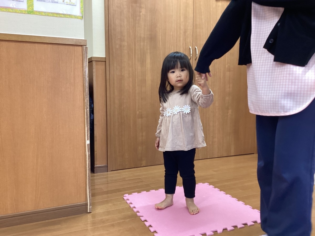4月運動プログラムの様子(くじら・ポーズ)