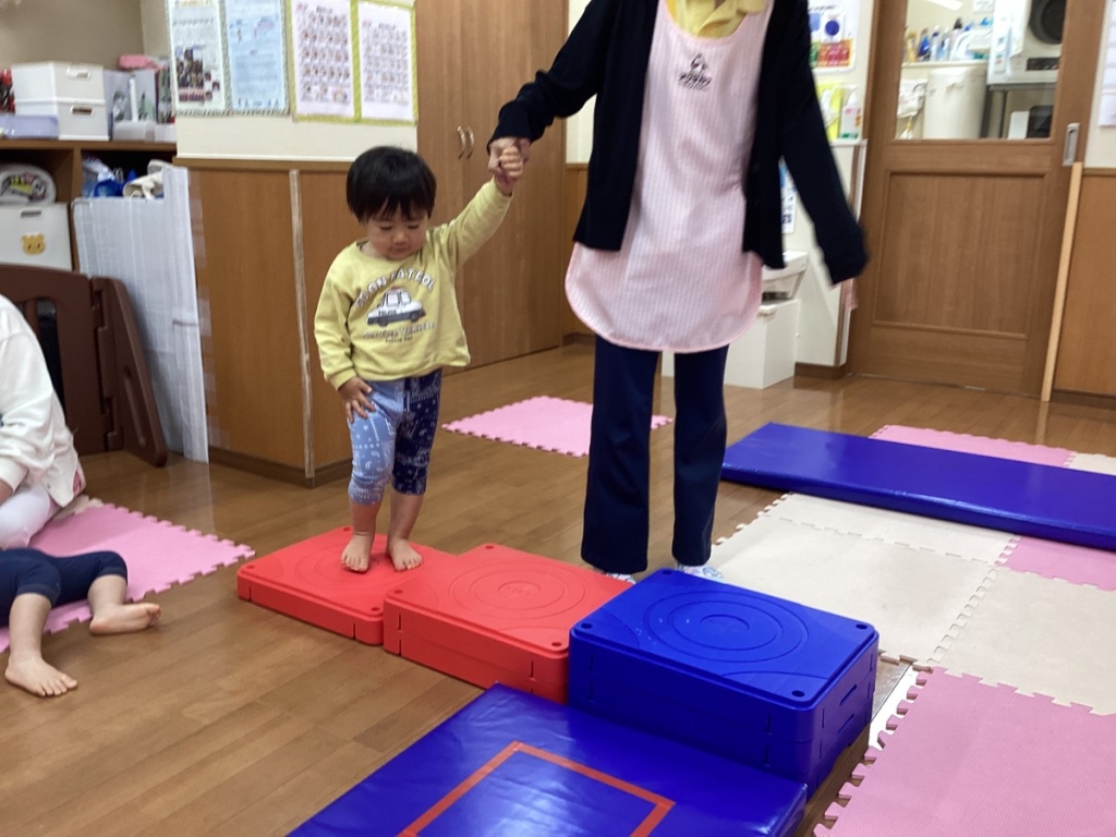 4月運動プログラムの様子(くじら・階段ブロック)