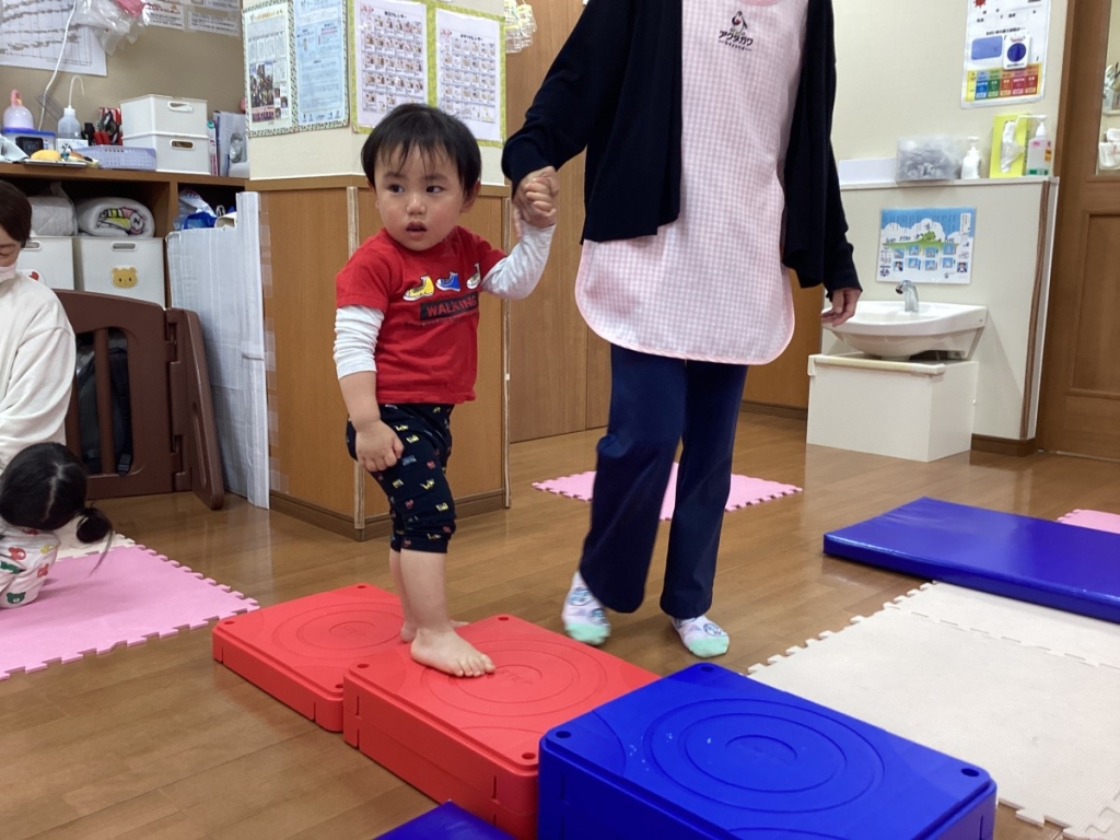 4月運動プログラムの様子(くじら・階段ブロック)
