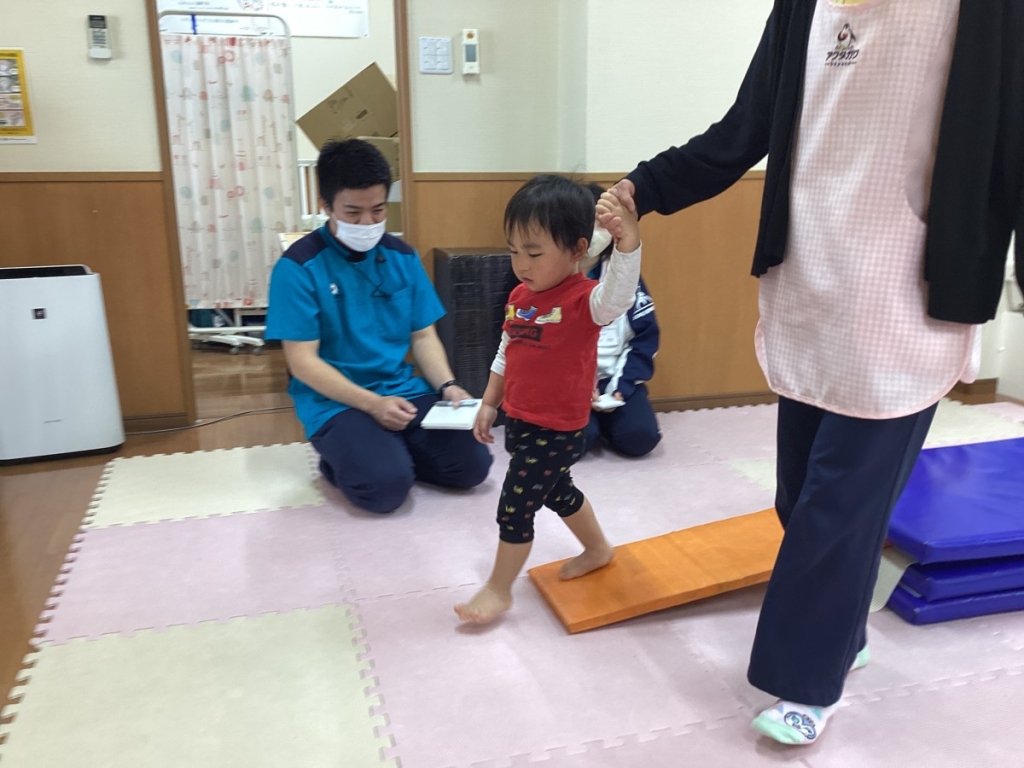 4月運動プログラムの様子(くじら・マット歩行)