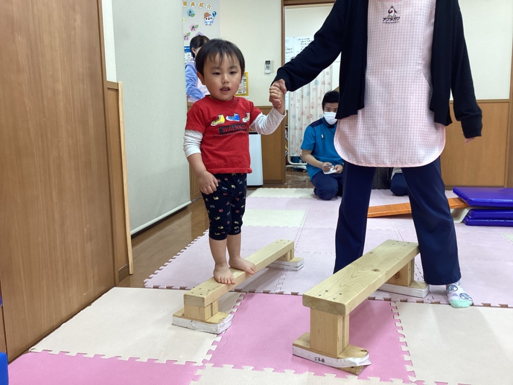 4月運動プログラムの様子(くじら・平均台)