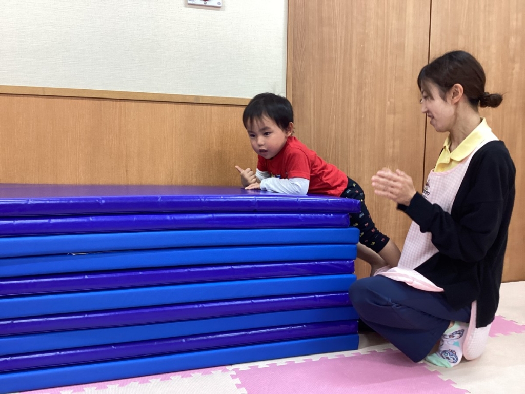 4月運動プログラムの様子(くじら・10段マット上り下り)