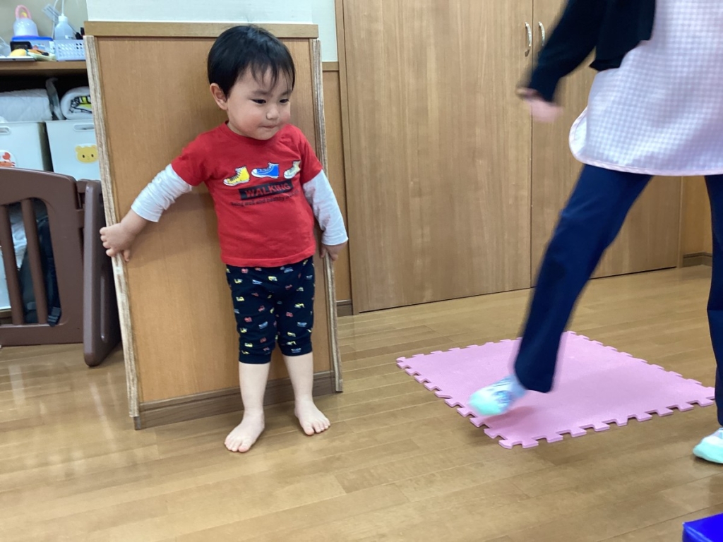4月運動プログラムの様子(くじら・ポーズ)
