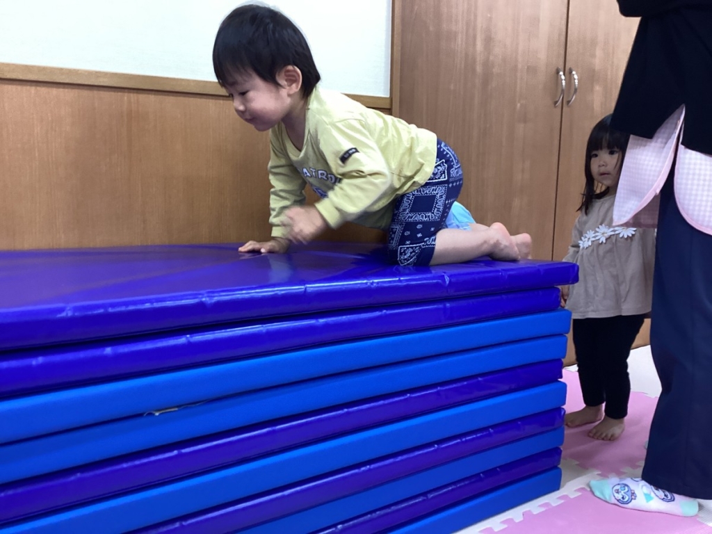 4月運動プログラムの様子(くじら・10段マット上り下り)