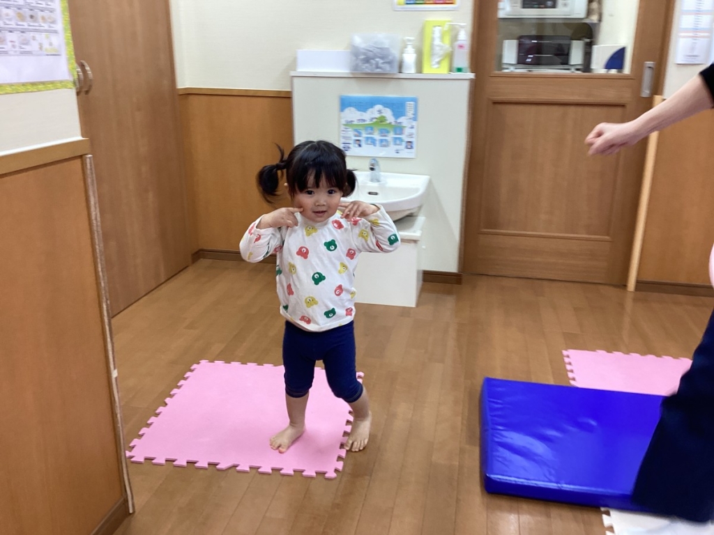 4月運動プログラムの様子(くじら・ポーズ)
