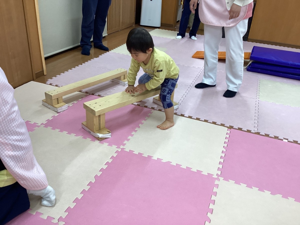 4月運動プログラムの様子(くじら・平均台)