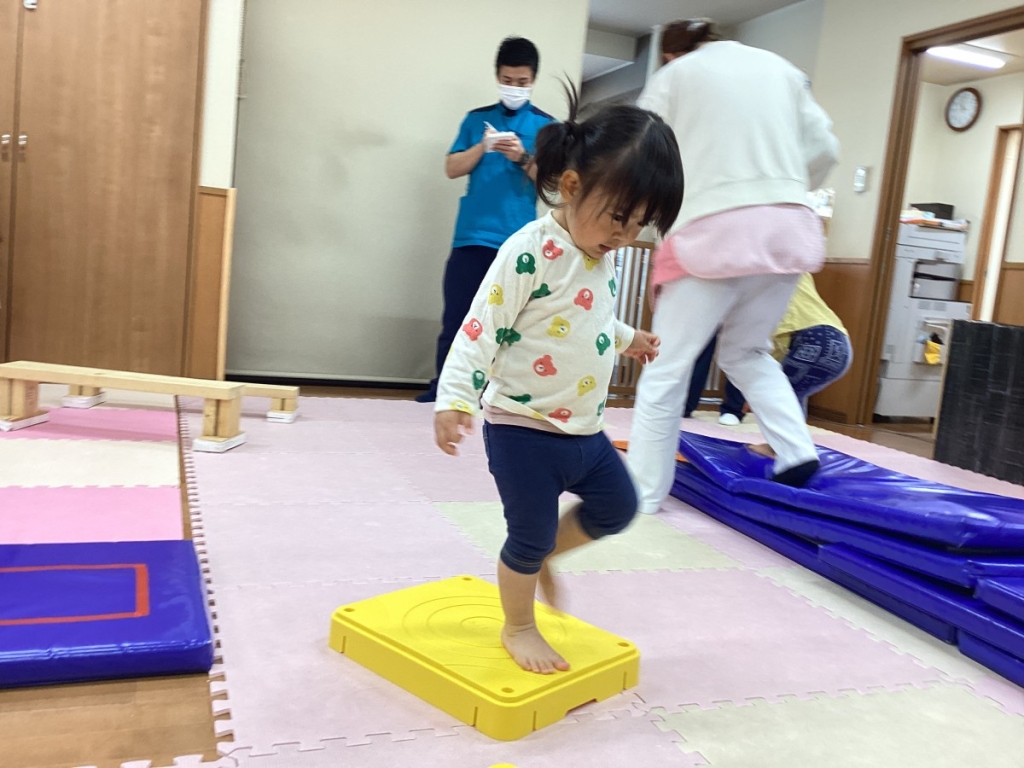 4月運動プログラムの様子(くじら・階段ブロック歩行)