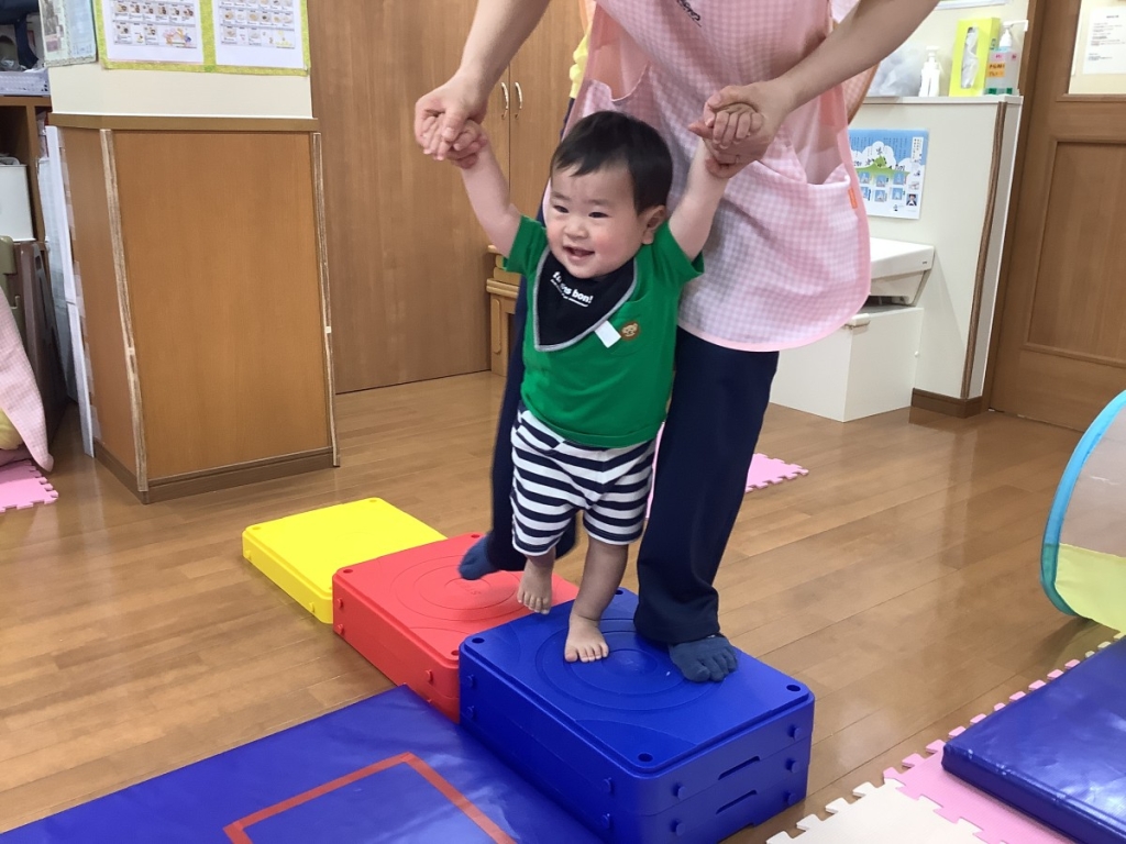 5月運動プログラムの様子(いるか組階段ブロック)