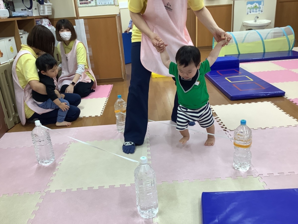 5月運動プログラムの様子(ゴム跨ぎ)