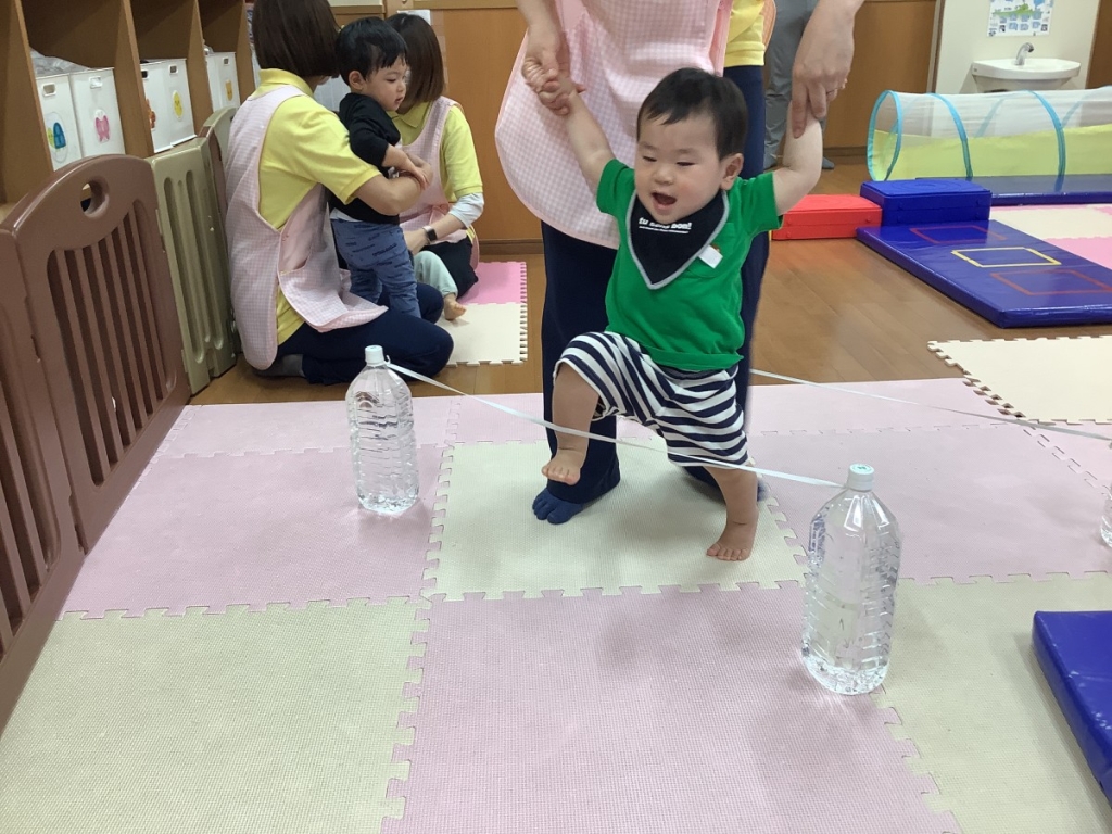 5月運動プログラムの様子(ゴム跨ぎ)