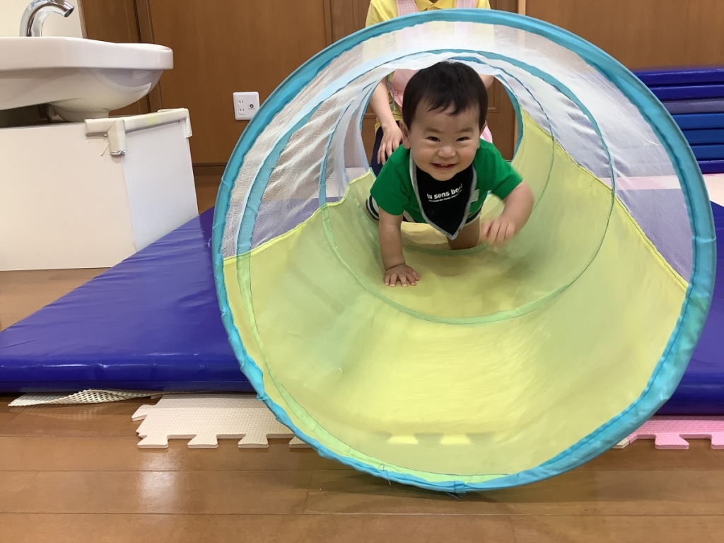 5月運動プログラムの様子(トンネル)