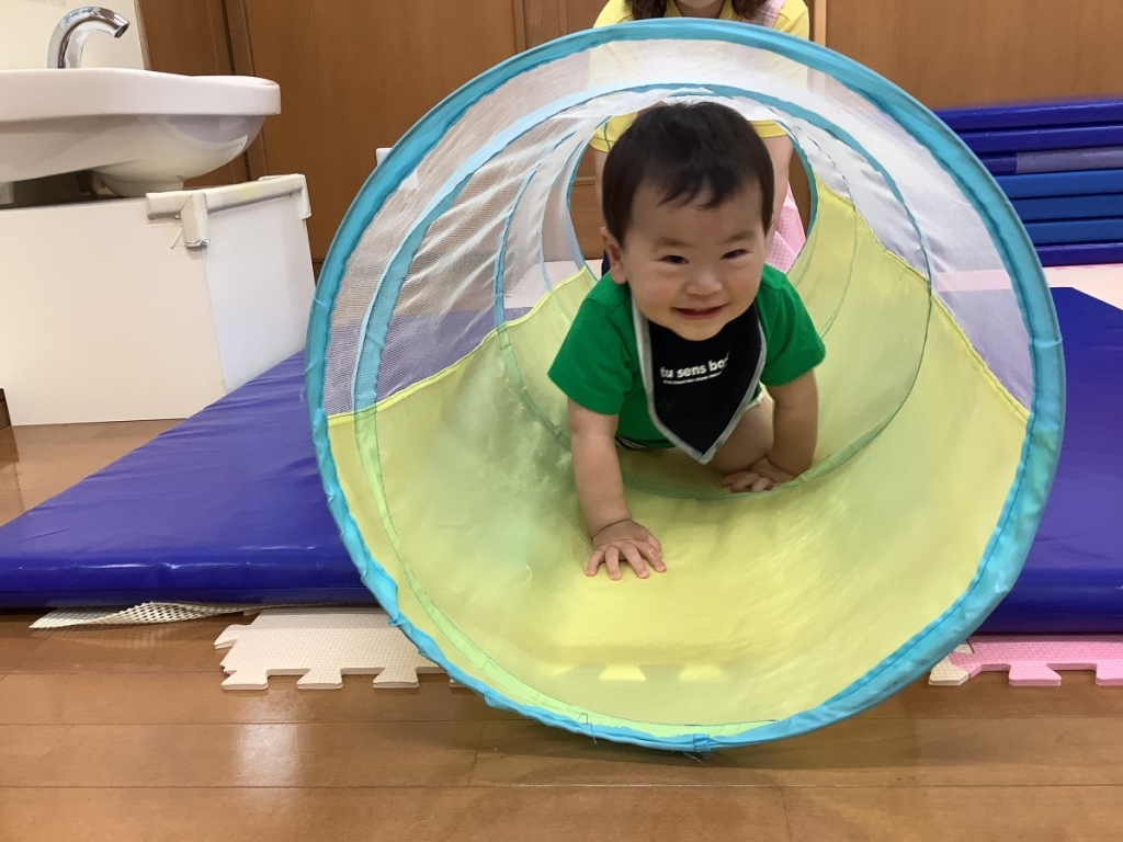 5月運動プログラムの様子(トンネル)