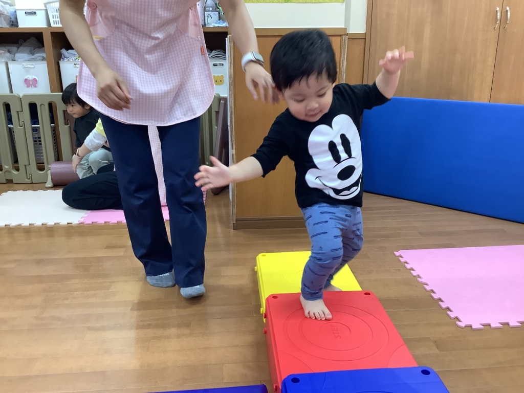 5月運動プログラムの様子(いるか組階段ブロック)