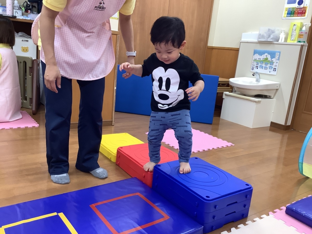 5月運動プログラムの様子(いるか組階段ブロック)