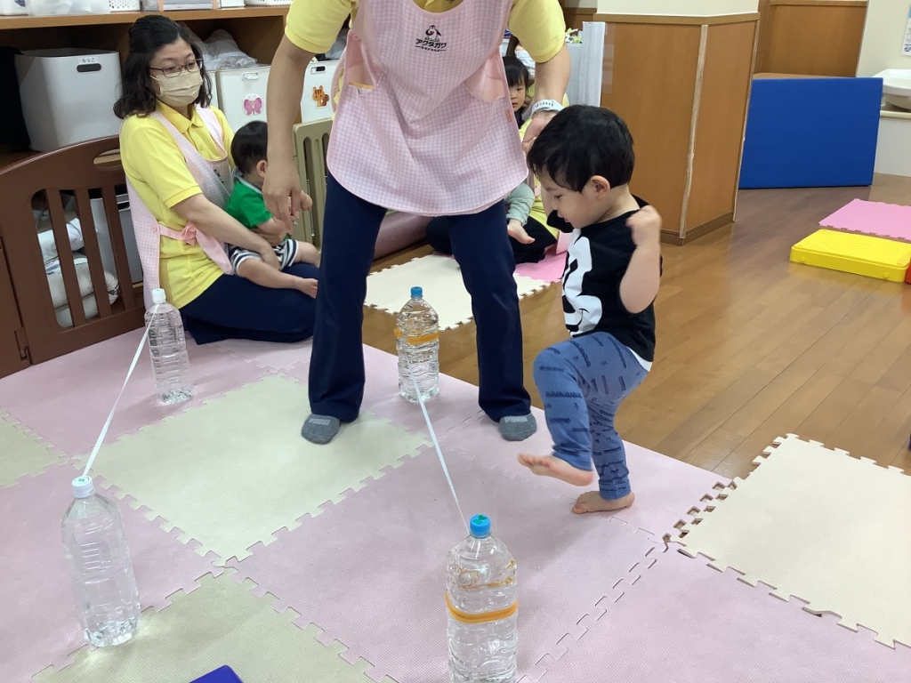 5月運動プログラムの様子(ゴム跨ぎ)