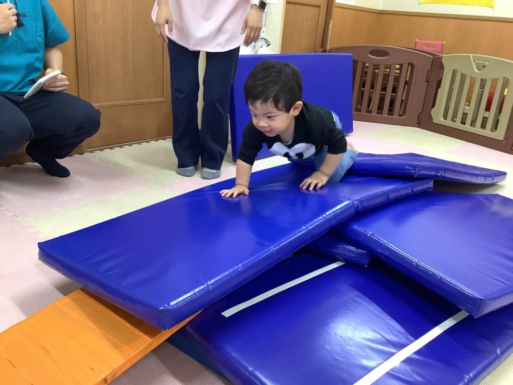 5月運動プログラムの様子(マットの山歩行)