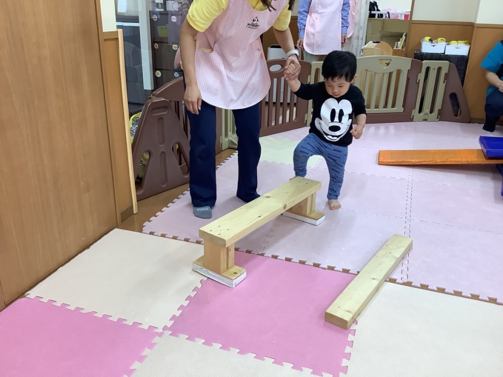 5月運動プログラムの様子(平均台)