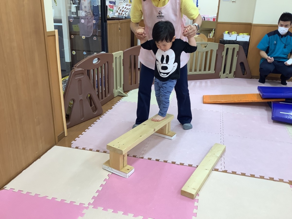 5月運動プログラムの様子(平均台)