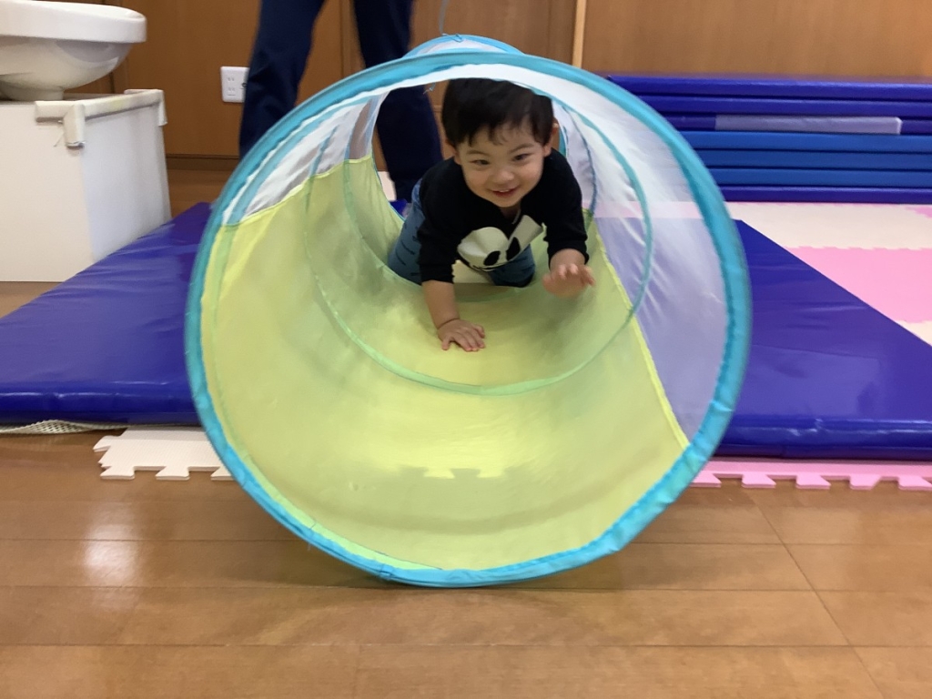 5月運動プログラムの様子(トンネル)