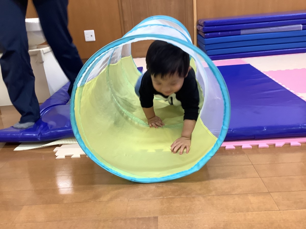 5月運動プログラムの様子(トンネル)