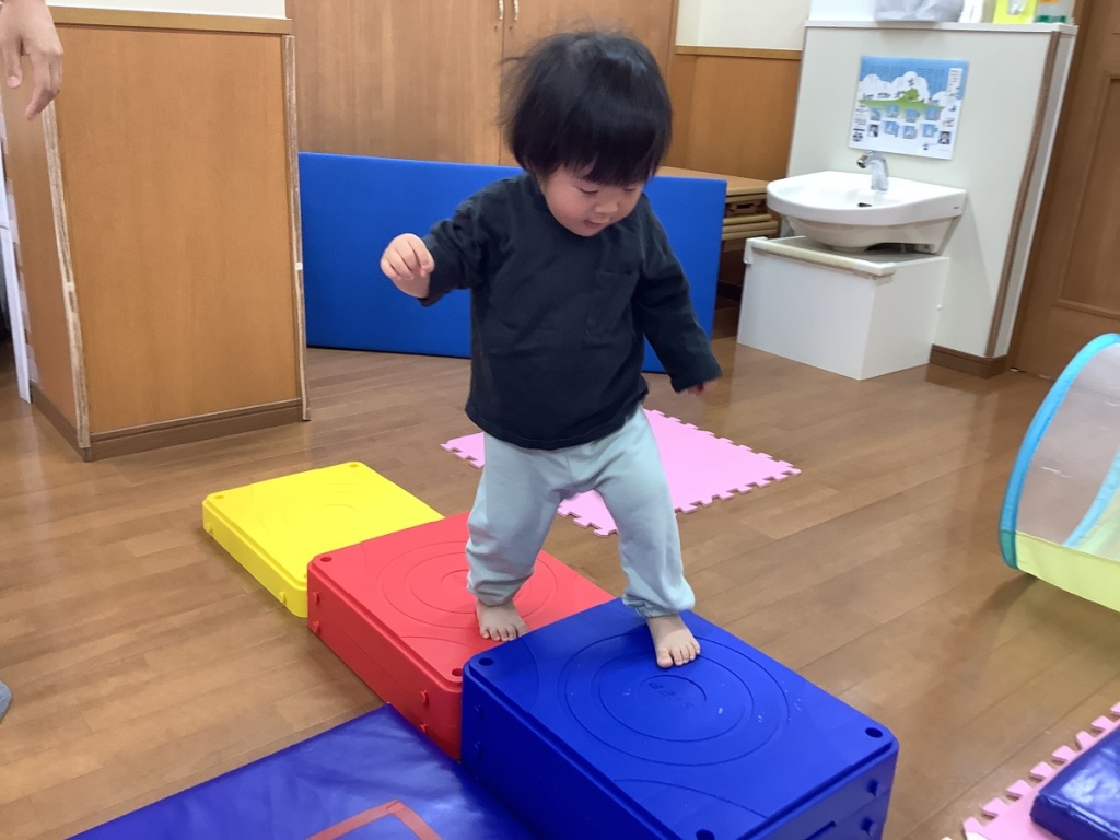 5月運動プログラムの様子(いるか組階段ブロック)
