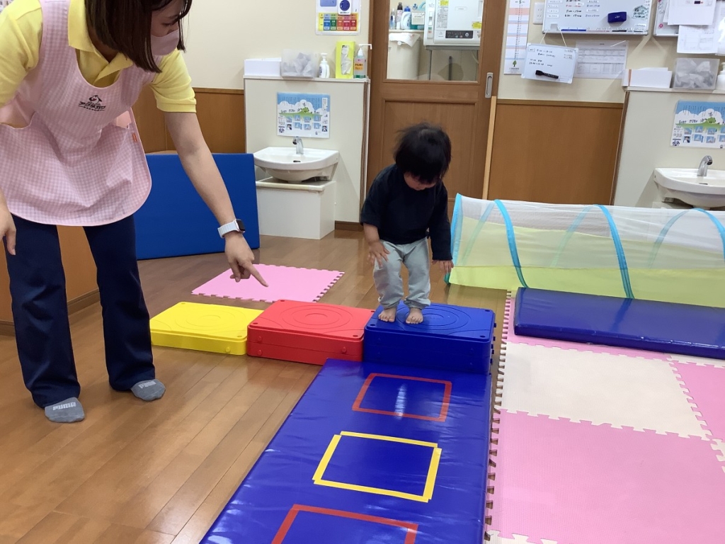 5月運動プログラムの様子(いるか組階段ブロック)