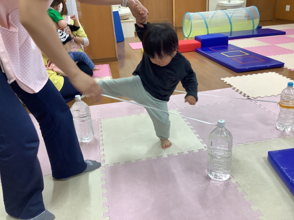 5月運動プログラムの様子(ゴム跨ぎ)