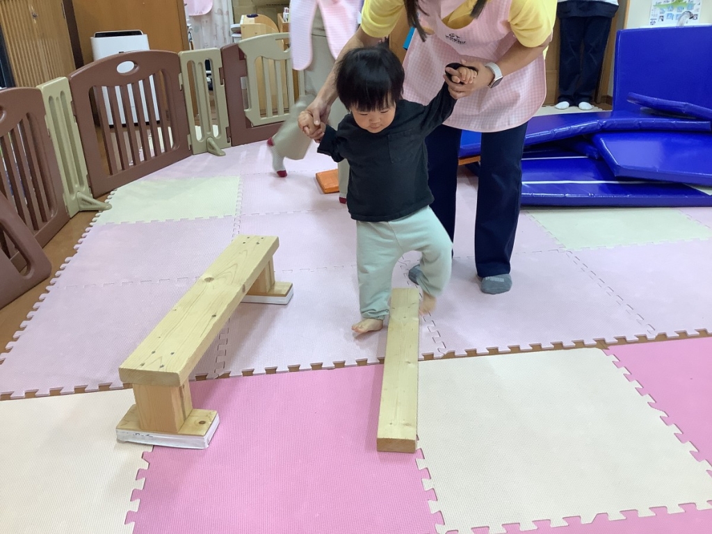 5月運動プログラムの様子(平均台)