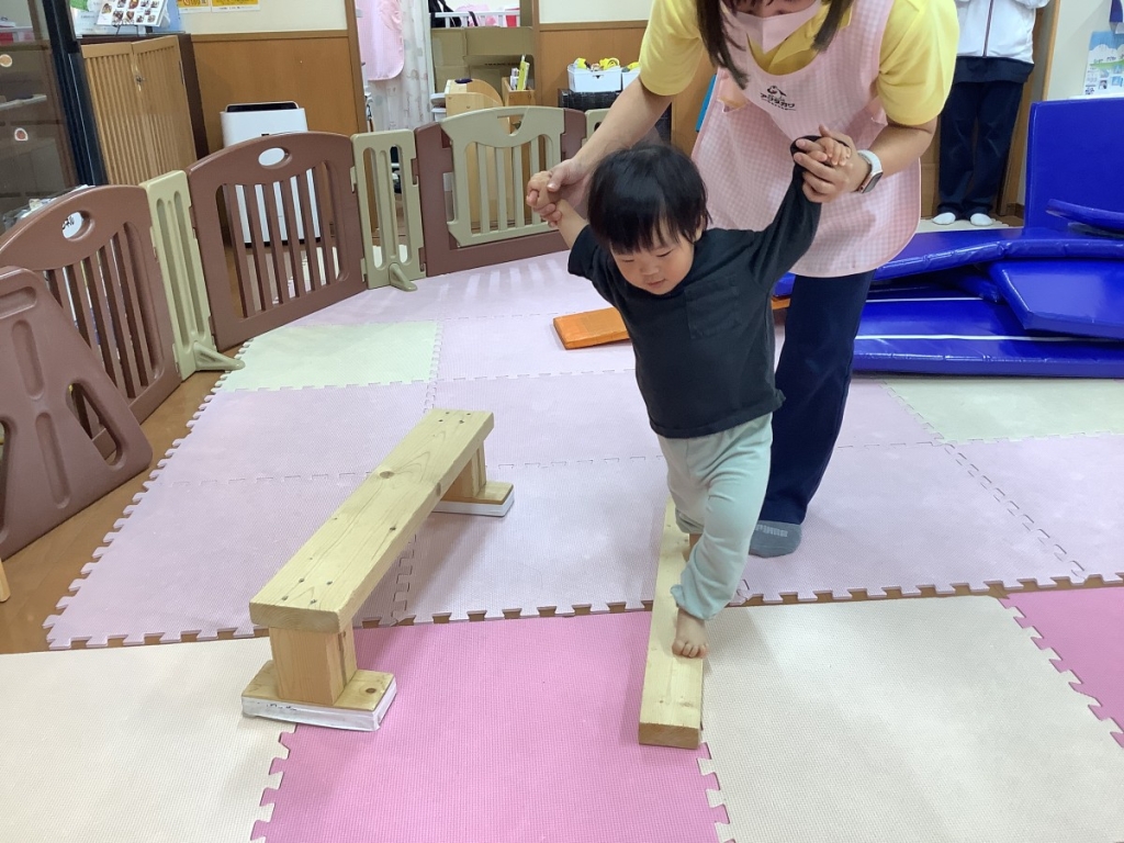5月運動プログラムの様子(平均台)