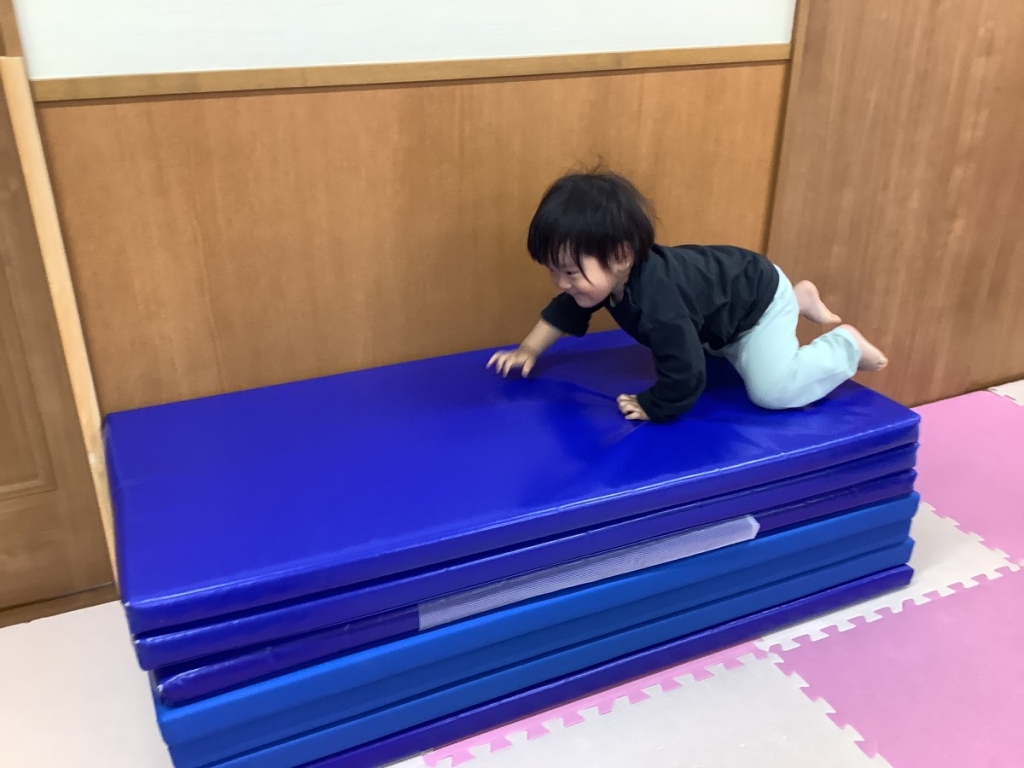 5月運動プログラムの様子(7段マット上り下り)