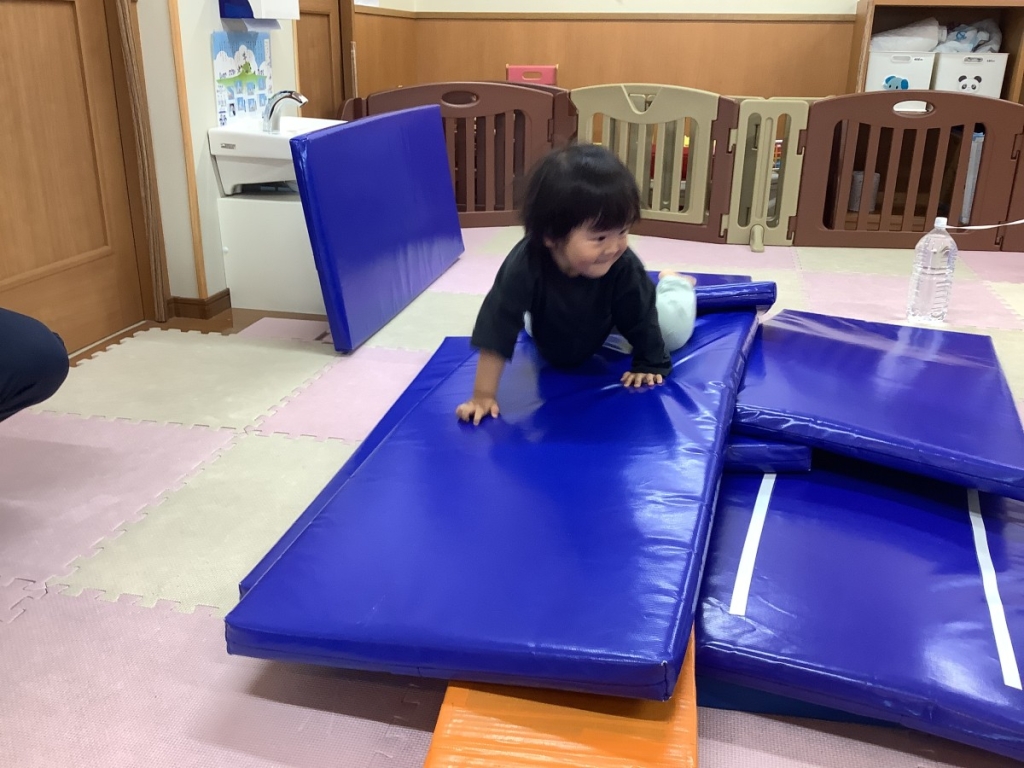 5月運動プログラムの様子(マットの山歩行)