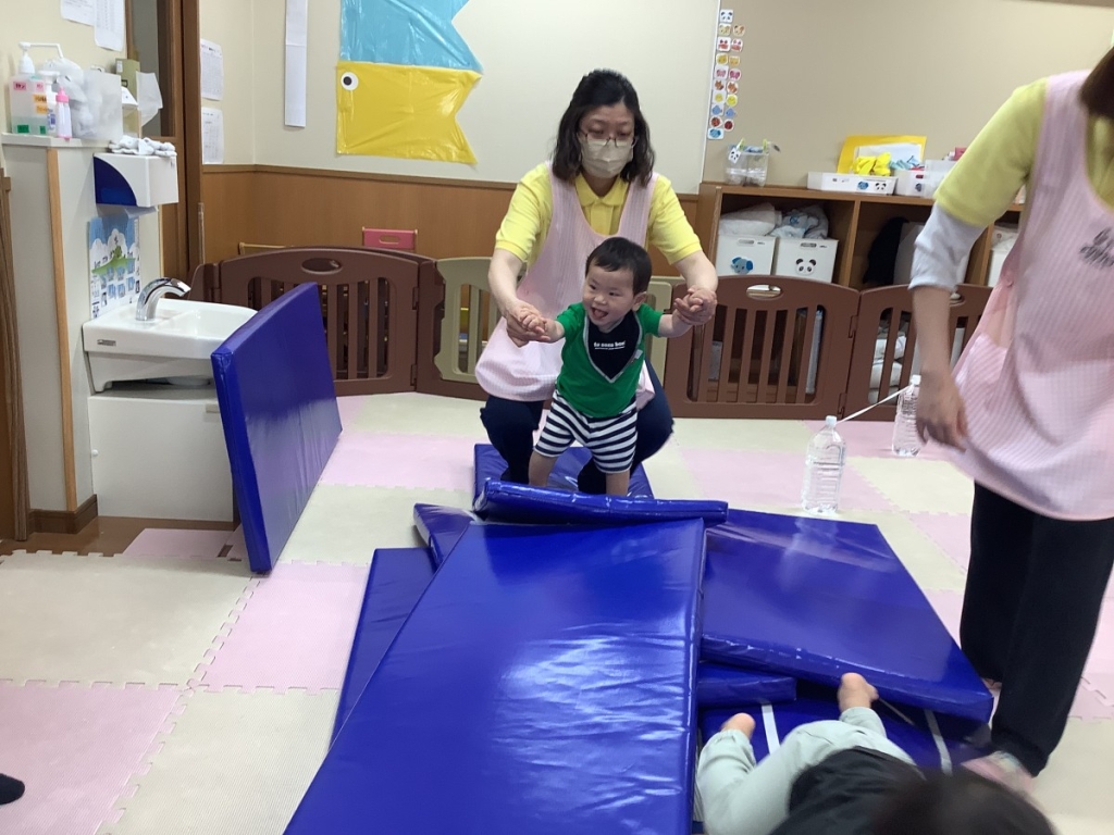 5月運動プログラムの様子(マットの山歩行)