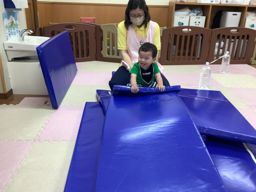 5月運動プログラムの様子(マットの山歩行)
