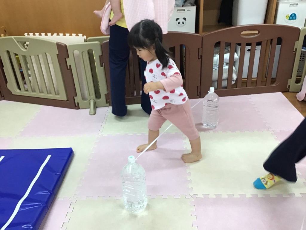 5月運動プログラムの様子(くじら組 ゴム跨ぎ)