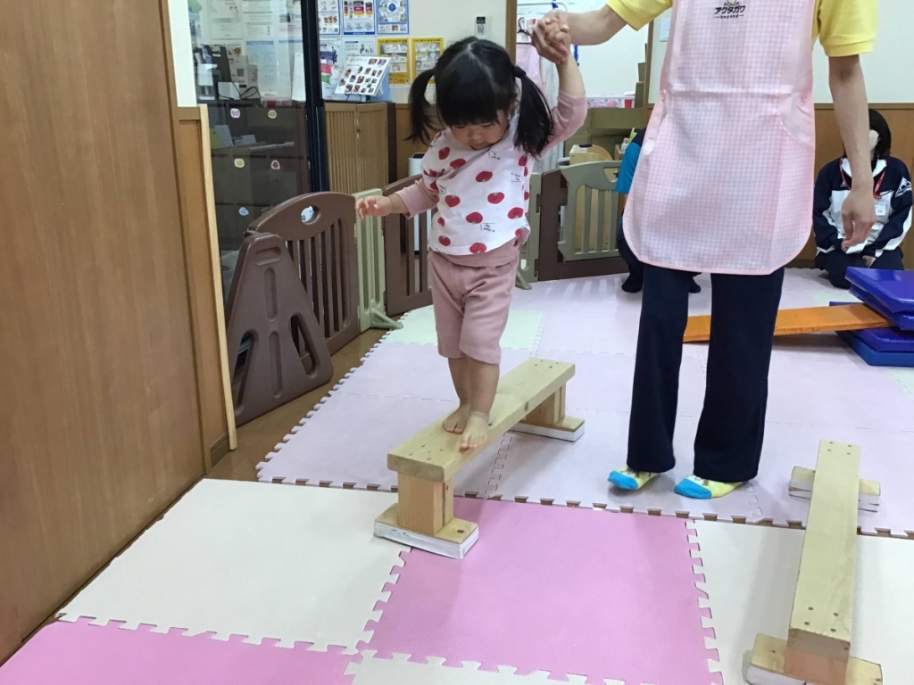 5月運動プログラムの様子(くじら組 平均台)