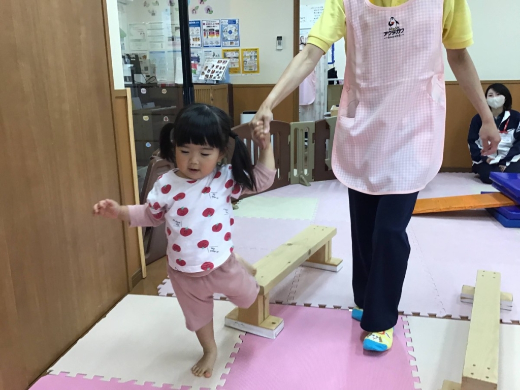 5月運動プログラムの様子(くじら組 平均台)