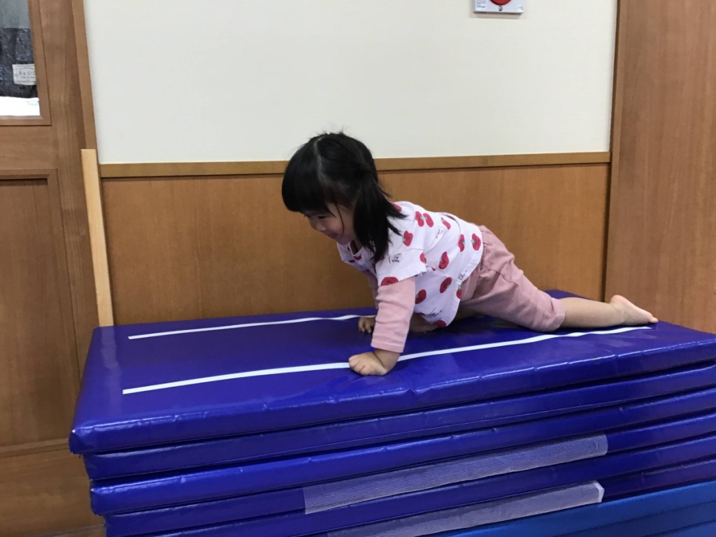 5月運動プログラムの様子(くじら組 10段マット上り下り)