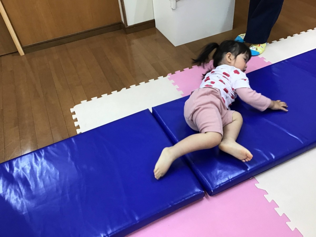 5月運動プログラムの様子(くじら組 横転)