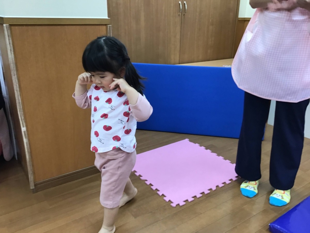 5月運動プログラムの様子(くじら組 ポーズ)