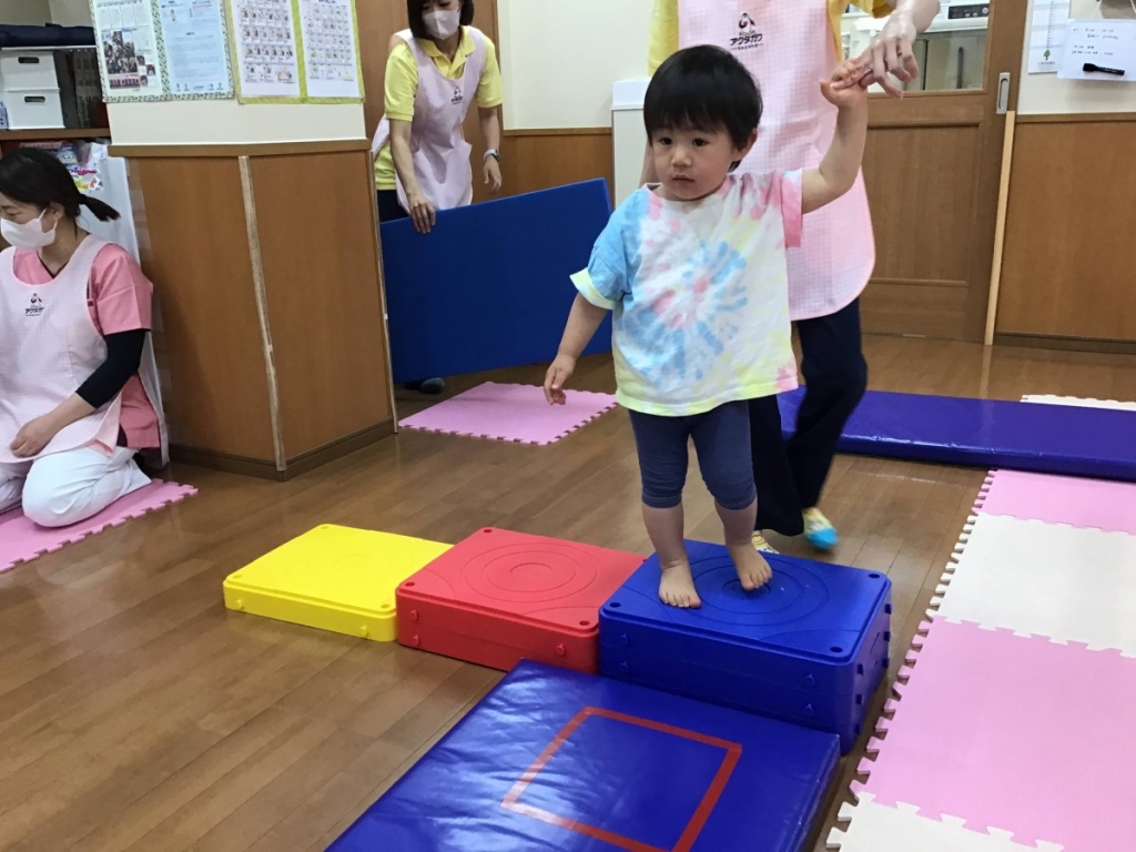 5月運動プログラムの様子(くじら組 階段ブロック)
