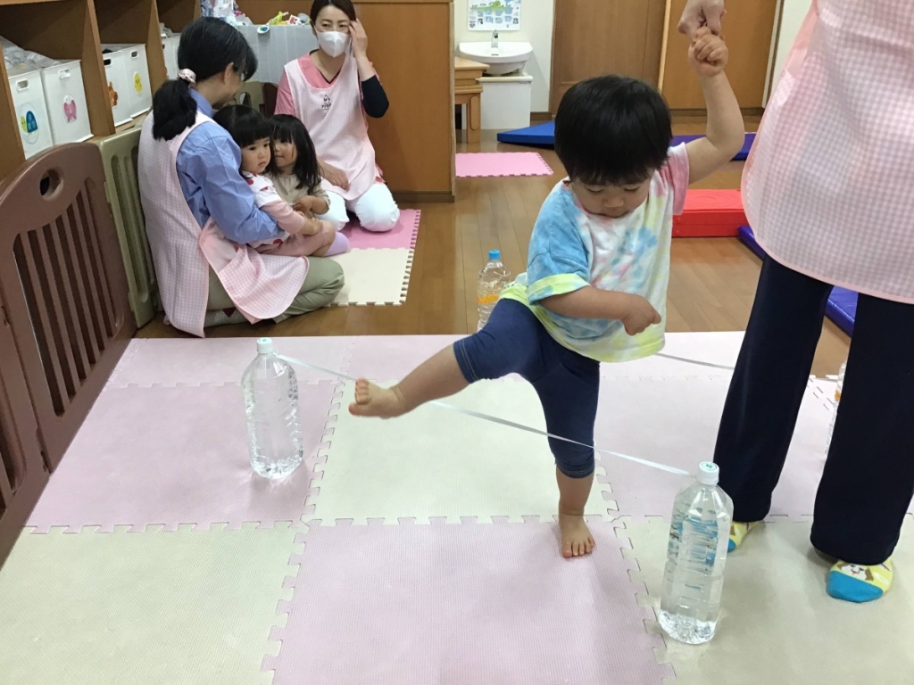 5月運動プログラムの様子(くじら組 ゴム跨ぎ)