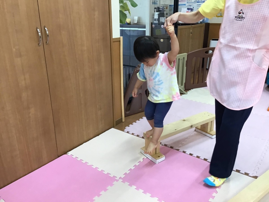 5月運動プログラムの様子(くじら組 平均台)